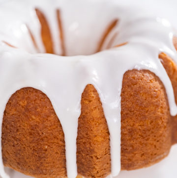 Lemon bundt cake - Arina Photography