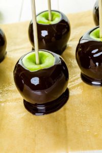 Black candy apples - Arina Photography