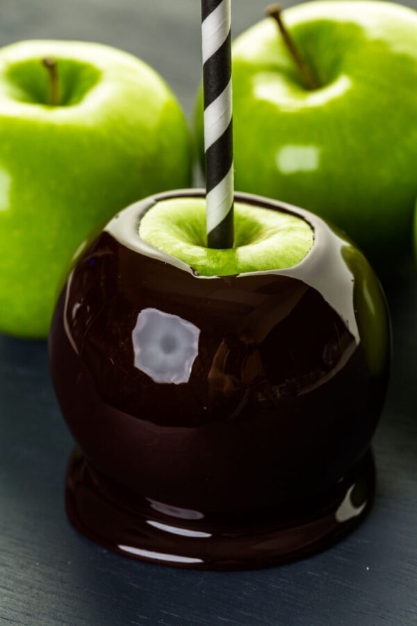 Black candy apples - Arina Photography