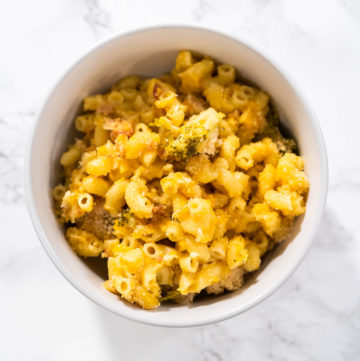 Macaroni and cheese with broccoli - Arina Photography