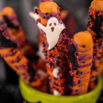 Halloween chocolate-covered pretzel rods - Arina Photography