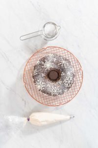 Gingerbread bundt cake with caramel filling - Arina Photography