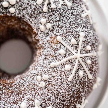 Gingerbread bundt cake with caramel filling - Arina Photography