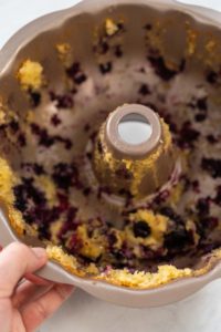 Washing dirty aluminum bundt cake pan - Arina Photography