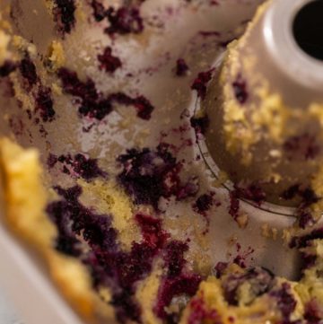 Washing dirty aluminum bundt cake pan - Arina Photography