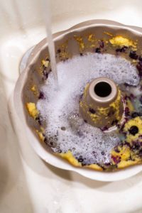 Washing dirty aluminum bundt cake pan - Arina Photography