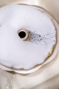 Washing dirty aluminum bundt cake pan - Arina Photography