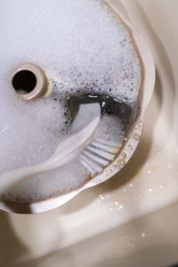 Washing dirty aluminum bundt cake pan - Arina Photography