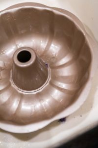 Washing dirty aluminum bundt cake pan - Arina Photography