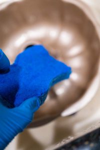 Washing dirty aluminum bundt cake pan - Arina Photography